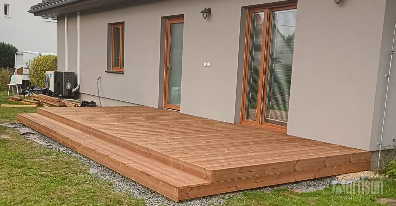 Nová terasa z Thermowood borovice u rodiného domu.