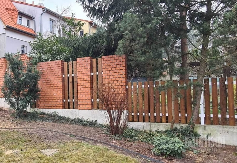 Plot ze severského smrku v odstínu palisandr